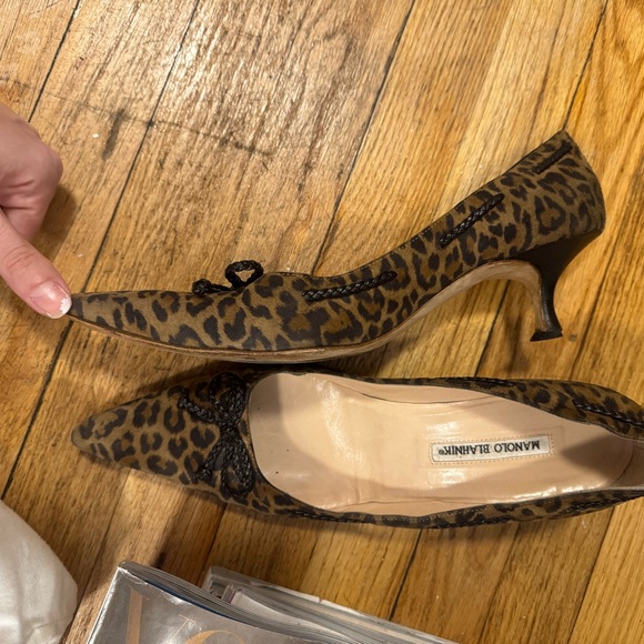 Manolo Blahnik Suede Leopard Print Pointed Toe Kitten Heel - Picture 5 of 9